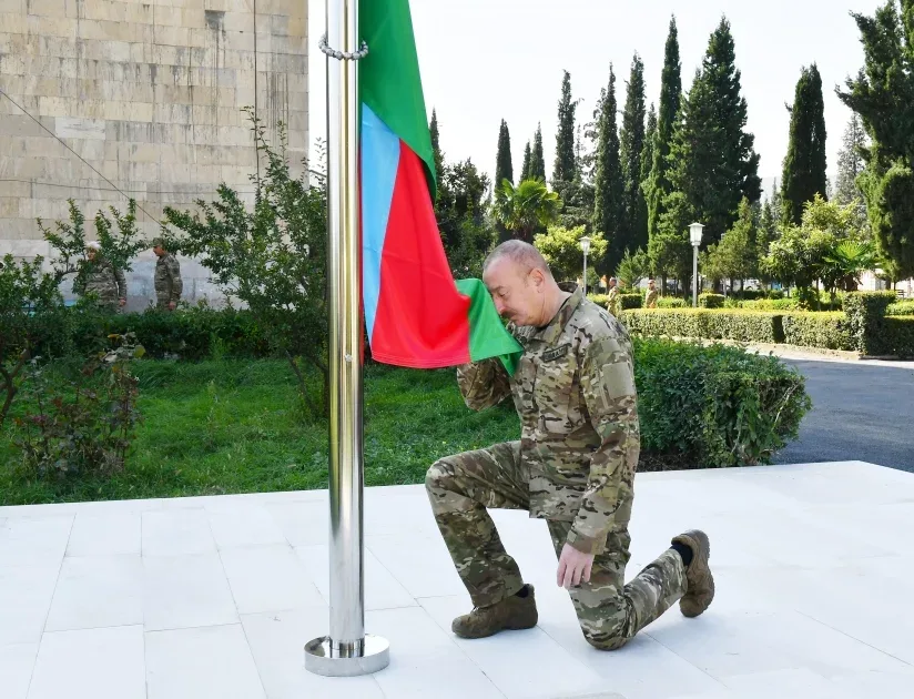 İlham Əliyev Ağdərədə Azərbaycan Bayrağını qaldırdı - FOTO/VİDEO