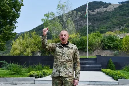 İlham Əliyev Xankəndidə Azərbaycanın Dövlət Bayrağını ucaldıb