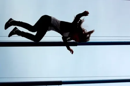 Oteldə qadını pəncərədən atıb öldürən şəxsin - MƏHKƏMƏSİ BAŞLAYIR