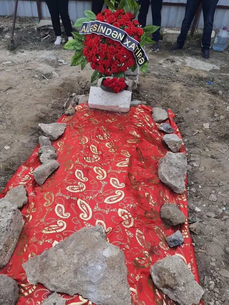 Qətlə yetirilən müğənninin məzarının - FOTOSU