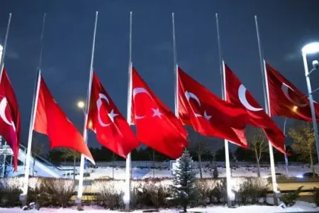 Türkiyədə bayraqlar yarıya endirildi