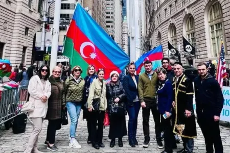 Nyu-Yorkun mərkəzində Azərbaycan Bayrağı - UCALDILDI