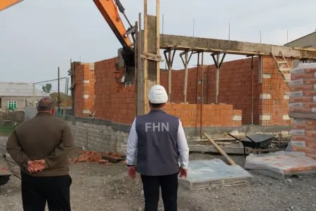 Yevlaxda qanunsuz tikili söküldü