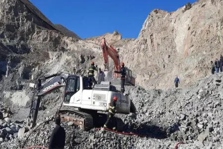 Şəmkirdə daş karxanasında ekskavator yanıb - VİDEO
