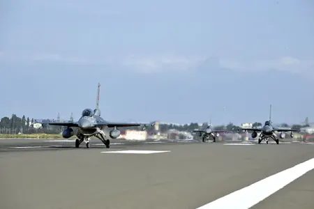 Türkiyənin F-16 təyyarələri Azərbaycana - GƏLDİ - VİDEO