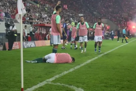 Derbidə futbolçunun başına iş gəldi - Matç təxirə salındı