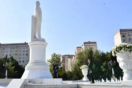 İlham Əliyev Sumqayıtda Ulu Öndərin abidəsini ziyarət etdi