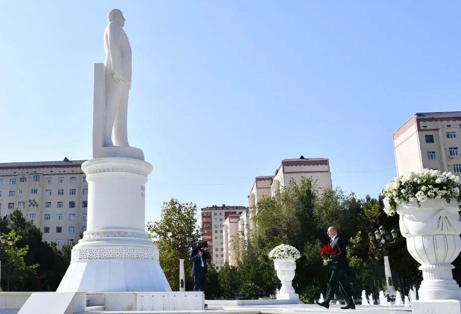 İlham Əliyev Sumqayıtda Ulu Öndərin abidəsini ziyarət etdi
