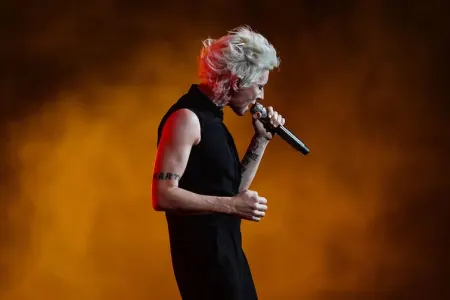Tamaşaçılar konserti fənərlərlə - TƏRK ETDİ