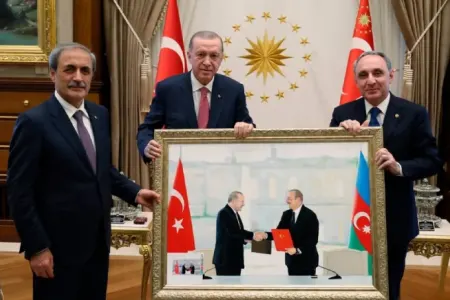Kamran Əliyev Ərdoğana tarixi rəsm əsəri təqdim etdi - VİDEO
