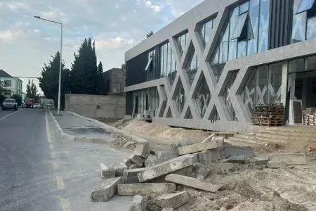 Bakıda obyekt sahibi piyada səkisini SÖKDÜ - FOTO