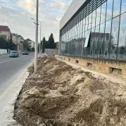 Bakıda obyekt sahibi piyada səkisini SÖKDÜ - FOTO