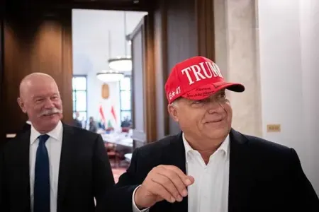 Tramp Orbana qırmızı papaq hədiyyə etdi