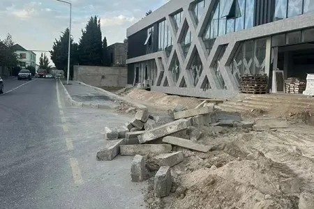 Yeni tikilən obyekt piyada səkisini - dağıtdı