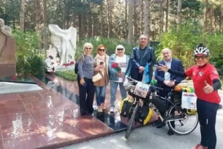 Məşhur müğənni Bakıya velosipedlə gəldi