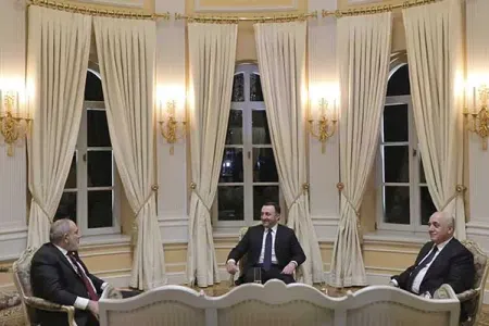 Qaribaşvili üçtərəfli görüşdən yazdı