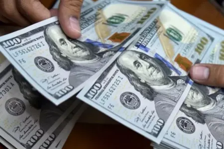 Qadın evdən külli miqdarda pul və qızıl oğurladı