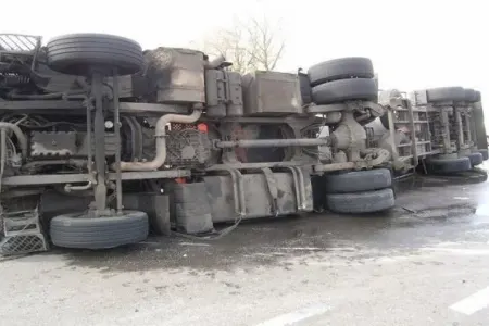 Ağsuda yük avtomobili aşıb