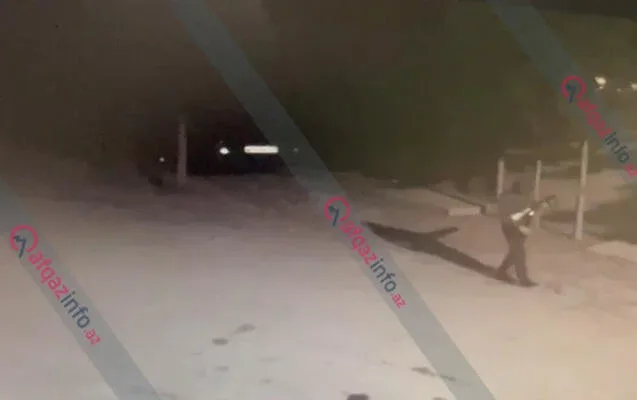 Sumqayıtda evə hücumdan bir neçə dəqiqə əvvəl kameraya düşən - FOTO