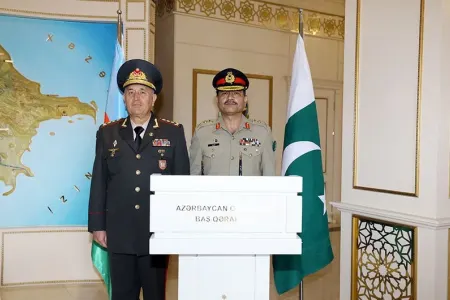 Kərim Vəliyev pakistanlı komandanla - GÖRÜŞDÜ - FOTO