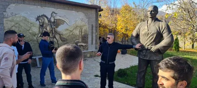 Putinə heykəl qoyuldu - FOTO