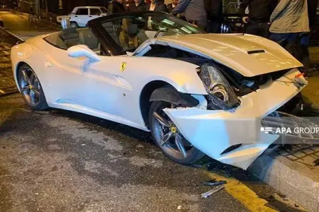 Bakıda "Prius" "Ferrari"yə - ÇIRPILDI - VİDEO