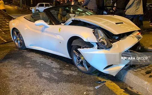 Bakıda qəzaya uğrayan “Ferrari”nin sahibi kimdir? - FOTO