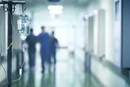 Vəzifəli şəxsin oğlu anasını bıçaqladı - Qadın xəstəxanada öldü