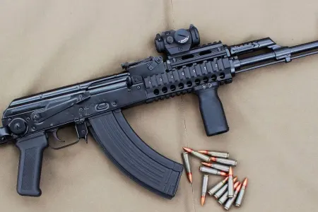Bakı sakini qanunsuz saxladığı avtomatı polisə təhvil verib