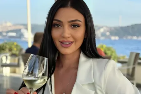 Azərbaycanlı müğənni görüşə yarıçılpaq vəziyyətdə getdi - FOTO