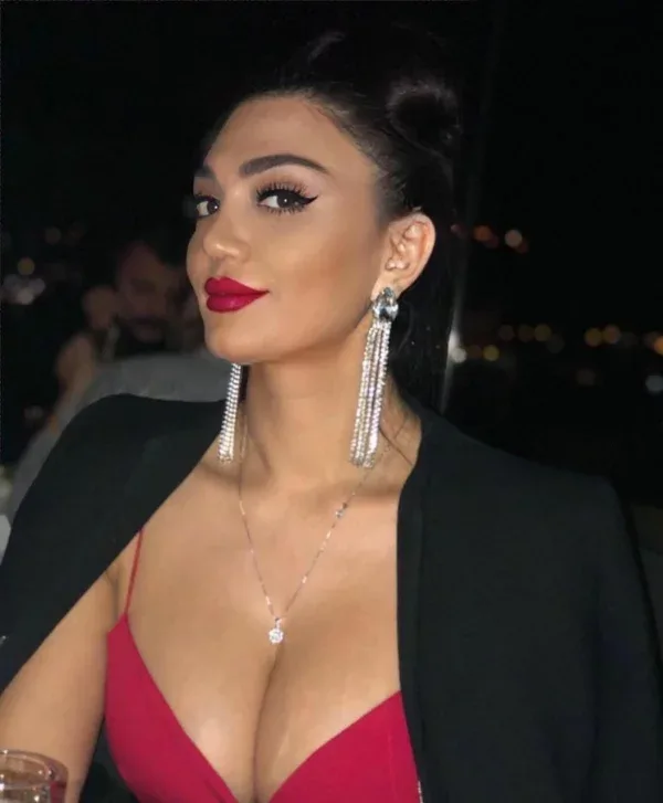 Azərbaycanlı müğənni görüşə yarıçılpaq vəziyyətdə getdi - FOTO