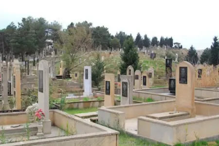 Bakıda jurnalist anasının məzarı başında öldü - FOTO