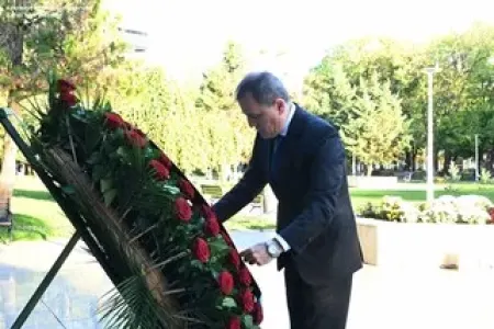 Nazir Buxarestdə Heydər Əliyevin abidəsini ziyarət etdi - FOTO