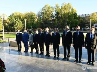 Nazir Buxarestdə Heydər Əliyevin abidəsini ziyarət etdi - FOTO