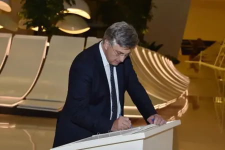 Baş nazir Andrey Plenkoviç Heydər Əliyev Mərkəzində - FOTO