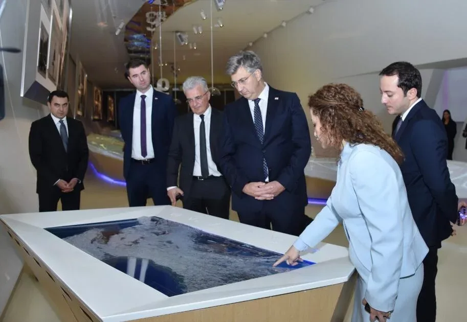 Baş nazir Andrey Plenkoviç Heydər Əliyev Mərkəzində - FOTO