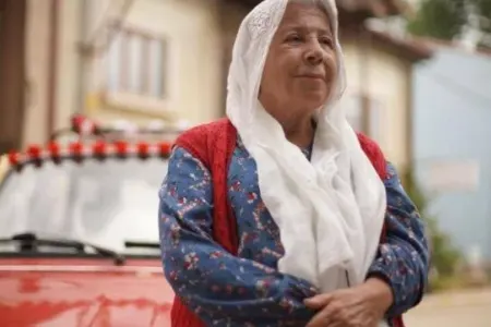 78 yaşlı aktrisa 22 illik sevgilisi ilə evləndi - FOTO