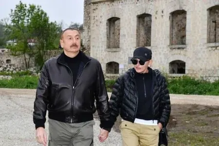 İlham Əliyev və xanımı Şuşada Qala divarına baxış keçirdi
