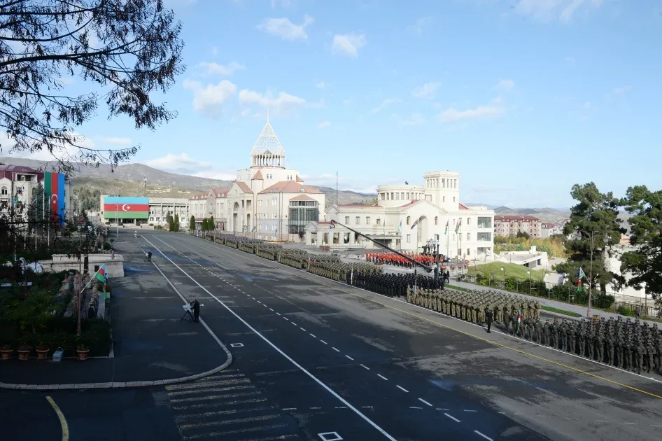 İlham Əliyev ailəsi ilə Xankəndidəki - PARADDA - FOTOLAR