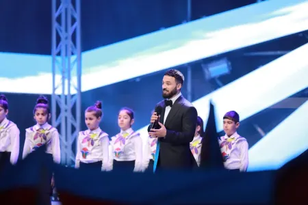 Zamiq şəhid övladları ilə birgə oxudu - VİDEO