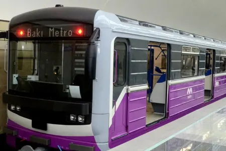 Metroda DƏHŞƏT YAŞANDI - Sərnişin qatarda KEÇİNDİ