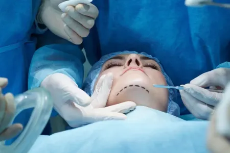 Məşhur model estetik əməliyyat zamanı öldü - FOTO