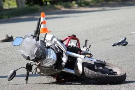 Motosiklet aşdı, - sürücü...