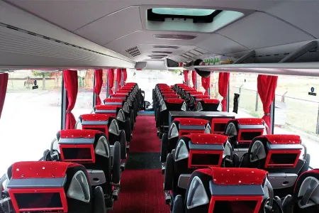 Avtobusda öpüşən cütlüyü - VİDEOYA çəkdilər