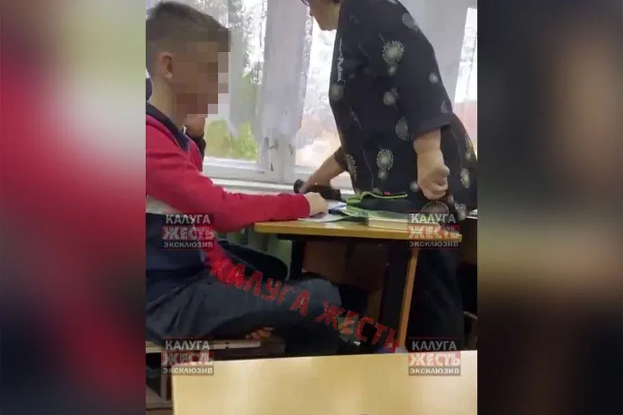 ŞOK OLAY! Məktəbdə müəllim şagirdi - DÖYDÜ - FOTO