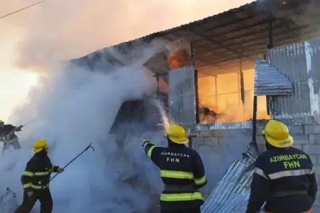 Bakıda tikiş sexi və anbar yandı - Video