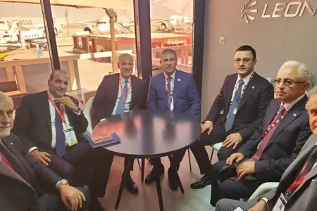Müdafiə naziri "Leonardo" şirkətinin məhsulları ilə - TANIŞ OLDU - FOTO