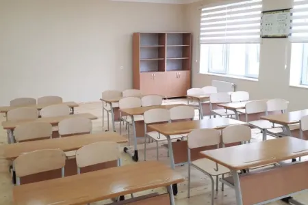34 yaşlı müəllim dərsdə yıxılaraq öldü
