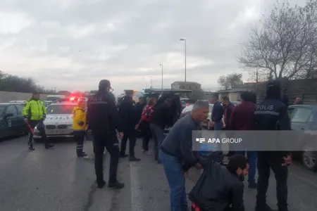 Bakıda avtobus iki piyadanı vurdu