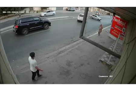 Bakıda xanım sürücü gülməli qəza şəraiti yaratdı - VİDEO